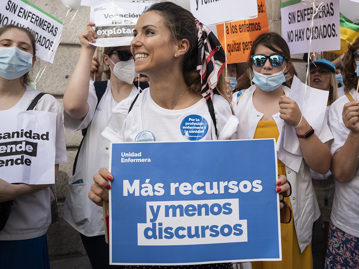 Delegada de SATSE en la manifestación de Unidad Enfermera en defensa del Sistema Sanitario